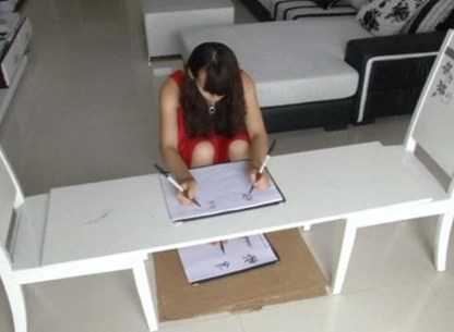 Cô gái có khả năng viết cùng lúc bằng cả 2 tay 2 chân