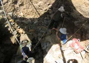 Người dân Quảng Ngãi ồ ạt lên núi đào vàng