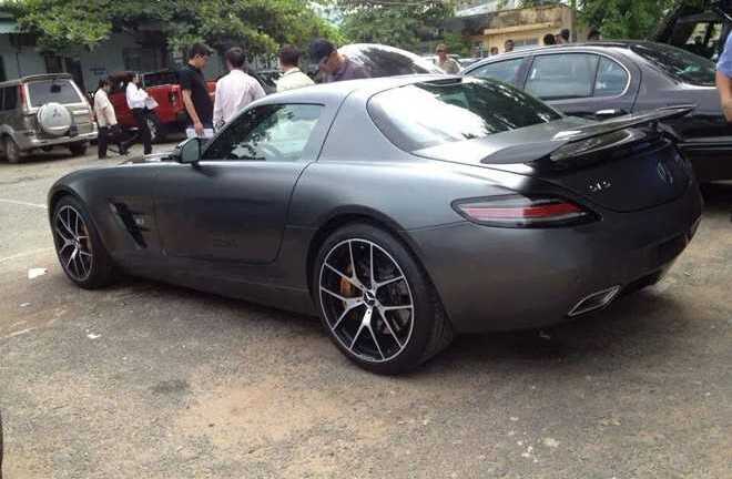 Siêu xe 'cánh chim' của nhà chồng Hà Tăng đi đăng ký biển số