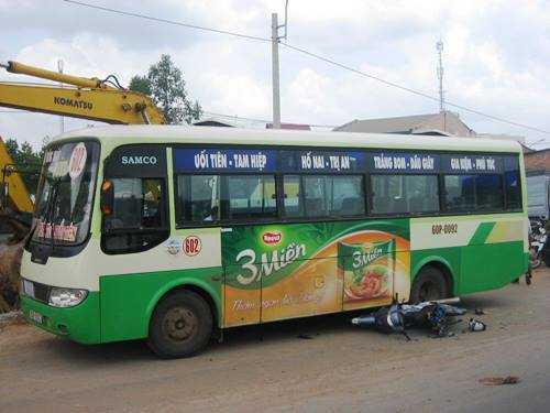 Xe buýt tấp lề đón trả khách gây tai nạn chết người