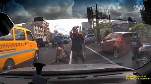 Clip: Bị gã đàn ông chặn đầu xe ăn vạ, nữ tài xế... ăn vạ lại