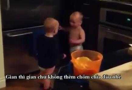 Cười nghiêng ngả clip hai chú bé đối thoại tìm quần