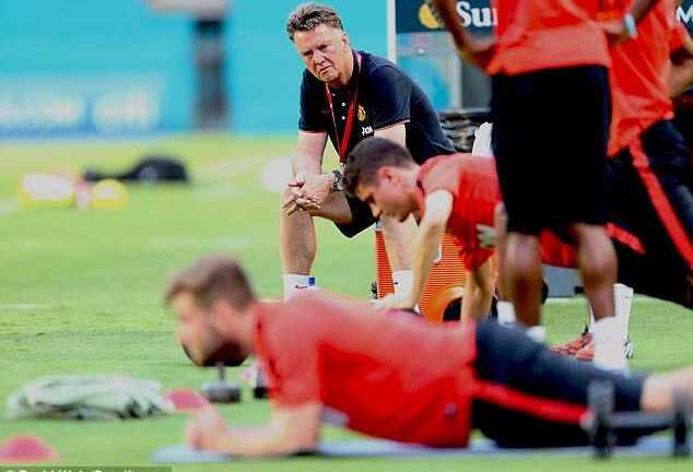 Van Gaal dùng 'bàn tay sắt', sớm thải loại 'sao xịt' Man Utd