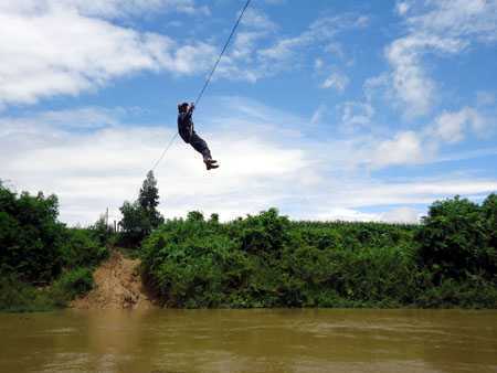Rùng mình cảnh đu 'cáp treo' tự chế qua sông