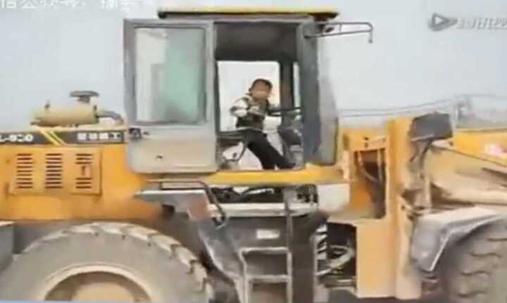 Video: 5 tuổi biết lái máy xúc ủi như 'thợ'
