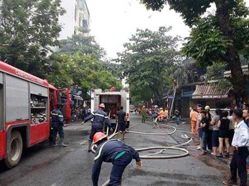 Hà Nội: Cháy lớn thiêu rụi 3 căn hộ ở quận Hoàn Kiếm