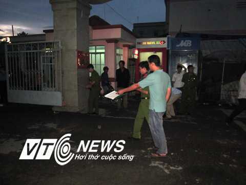 Đang ngồi uống cà phê bị đâm thủng thận