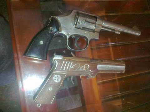 Tên cướp xăm hình rồng với 2 khẩu súng quân dụng