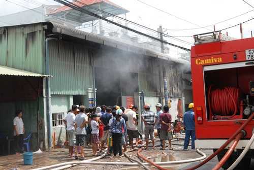 Cháy lớn công ty may giữa Sài Gòn