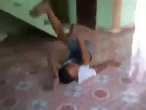 Kinh hãi clip kẻ 'ngáo đá' nằm trên sàn 'quẩy' cuồng loạn