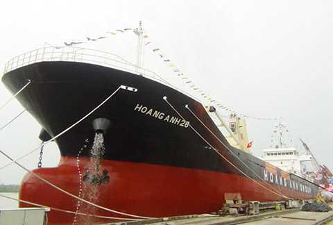 Khẩn cấp cứu 8 thuyền viên trên tàu bị nạn