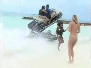 Tai nạn thót tim của thiếu nữ chơi bên bờ biển