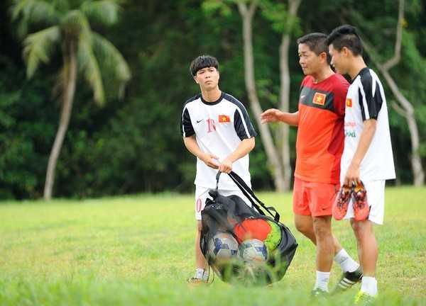 U19 Việt Nam tập luyện trên mặt sân như ruộng