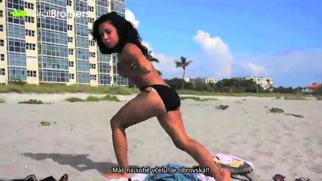 Trò trêu ghẹo quái đản thiếu nữ tắm nắng bên bãi biển