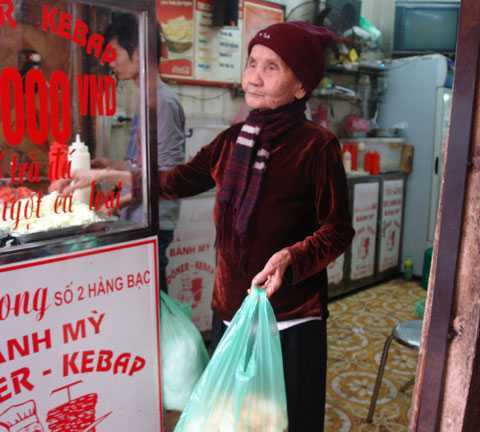 Cụ bà 60 năm đi xin bánh mì nuôi cá Hồ Gươm