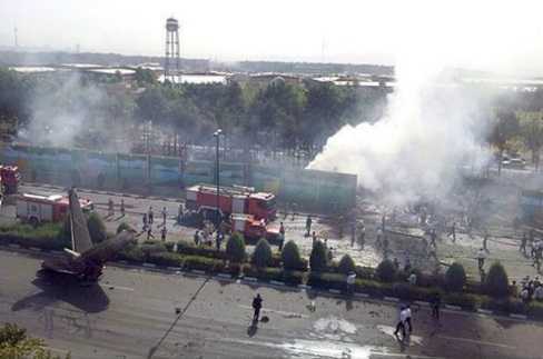 Video: Máy bay Iran lao xuống khu dân cư, 40 người thiệt mạng