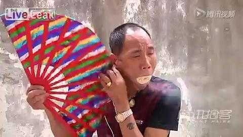 Tuyệt chiêu Kungfu cực 'dị', ngậm mùn cưa phun khói