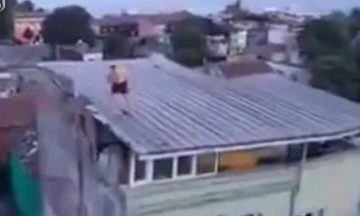 Clip: 'Ngáo đá' nhảy từ nóc nhà xuống vì nghĩ là hồ bơi