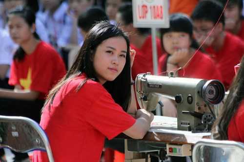 Nữ bí thư xinh xắn và ý tưởng may 300 lá cờ Tổ quốc gửi Trường Sa