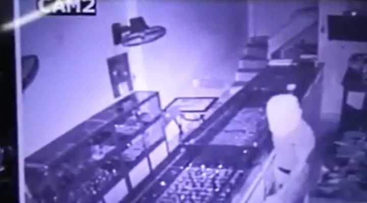 Trộm đội quần lót của chủ tiệm vàng lên đầu ngụy trang bị camera ghi lại