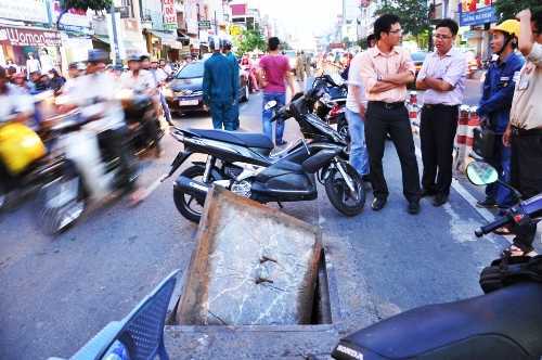 Cống trên đường phát nổ, bụi tung mù mịt