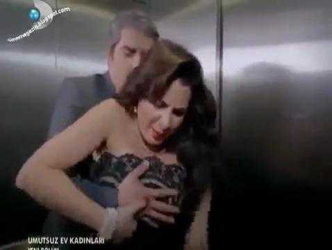 Clip: Tai nạn ngượng chín mặt trong thang máy