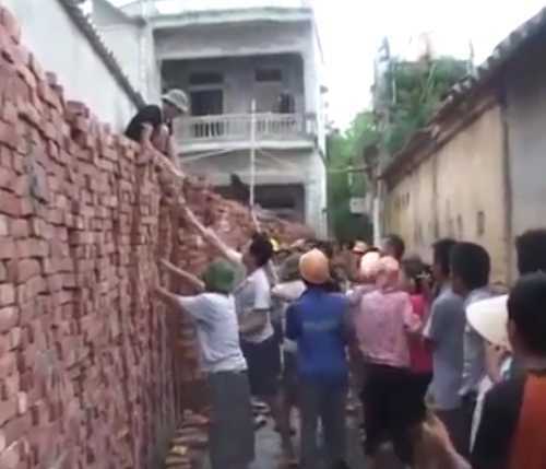 Clip: Cả xóm đánh nhau, ném gạch đá như phim chưởng