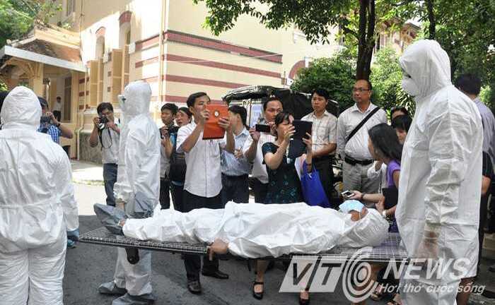 Bác sĩ 'khử khuẩn' cho bệnh nhân trong vùng dịch Ebola