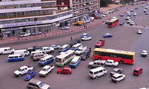 Clip: Hàng ngàn ôtô tránh nhau ngoạn mục giữa ngã tư không đèn đỏ