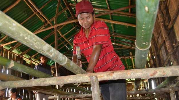 Vác tre làm nhà trọ học cho con