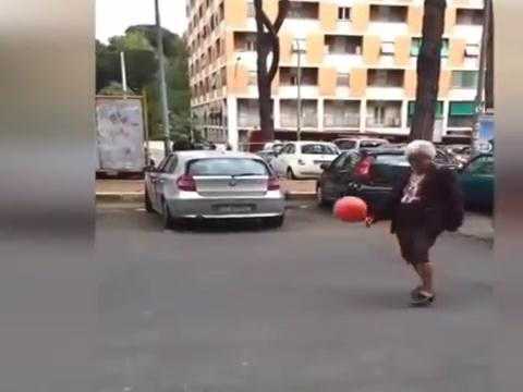 Lác mắt xem cụ bà chơi bóng điêu luyện trên đường phố