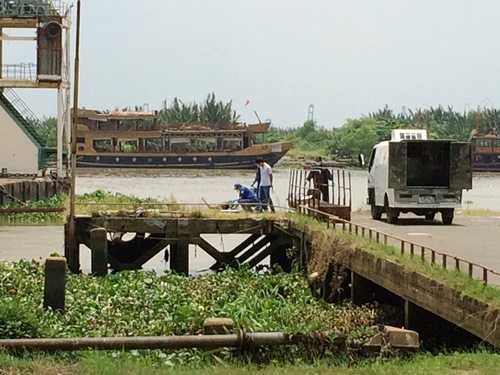 Hốt hoảng thấy thi thể nam giới nổi trên cảng Ba Son