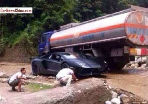 Lamborghini 700 mã lực, 'bất lực' ổ gà