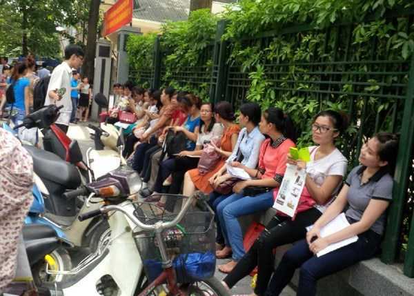 Lương thấp, vào công chức vẫn như 'miền đất hứa'