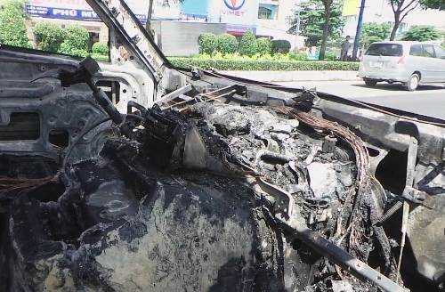 Xe khách chở bệnh nhân rời khỏi TP.HCM bốc cháy dữ dội