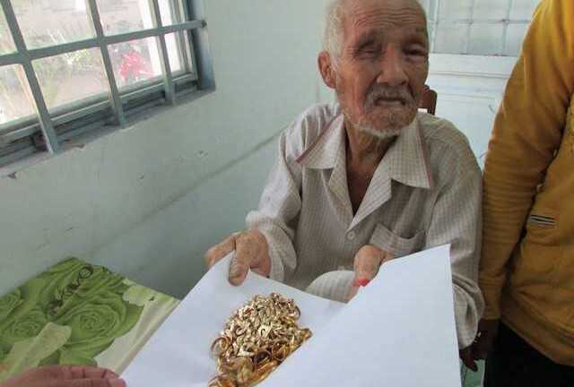 Ông lão ăn xin ở Đồng Tháp được trả lại 10 lượng vàng