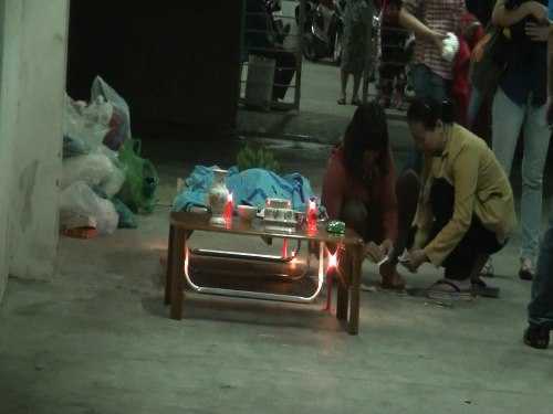 Bé trai 5 tuổi rơi từ tầng 15 chung cư xuống đất
