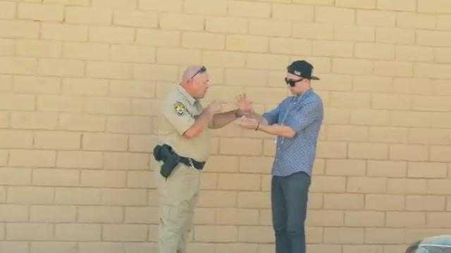 Clip: Thanh niên dùng ảo thuật lừa cảnh sát