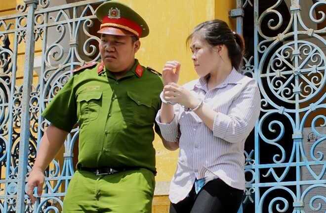 Nữ sinh tham gia môi giới bán 'cái ngàn vàng'