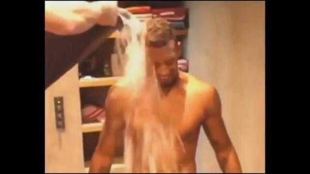 Clip: Dàn sao đua nhau 'dội nước đá' lên đầu