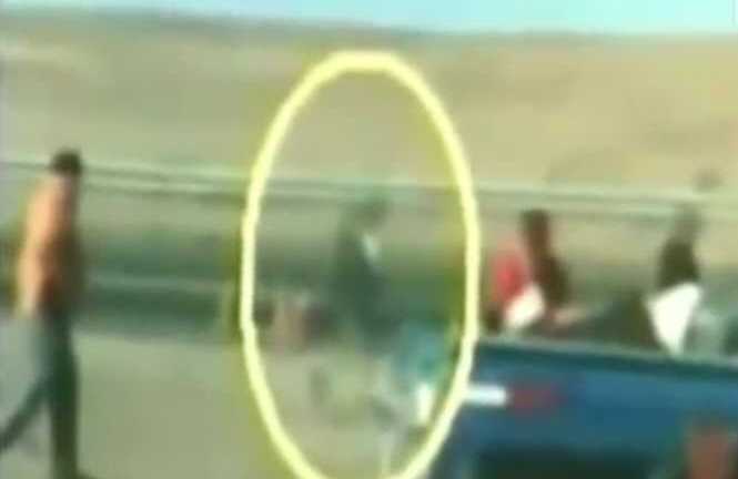 Clip: 'Hồn ma' đứng nhìn xác mình sau tai nạn thảm khốc