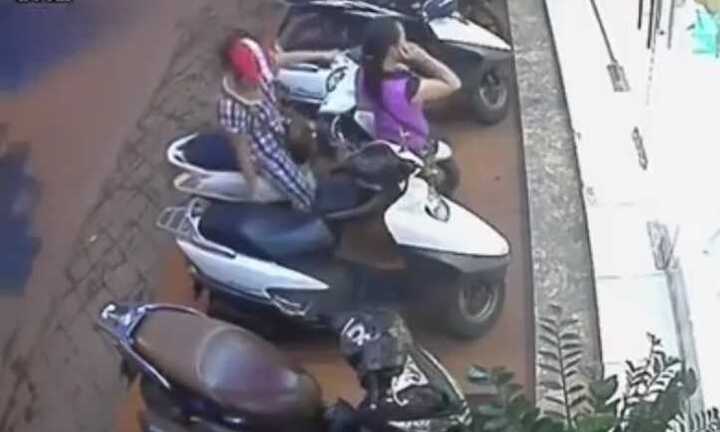 Clip: 2 nữ quái trộm túi xách trong cốp xe cực nhanh