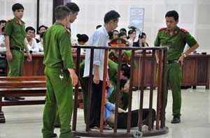 Chồng bị án chung thân, vợ ngất xỉu giữa tòa