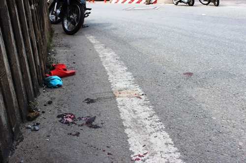 Người bán vé số dạo bị xe container cán ngang người