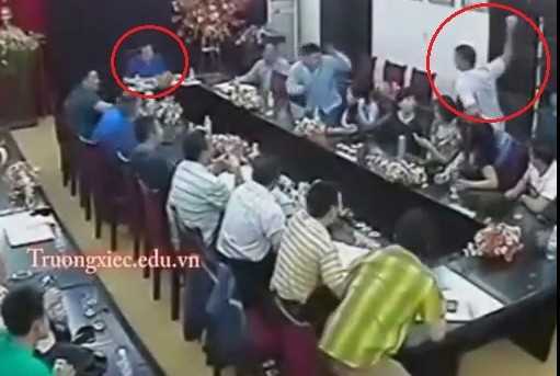 Giáo viên ném cốc vào hiệu trưởng lĩnh án