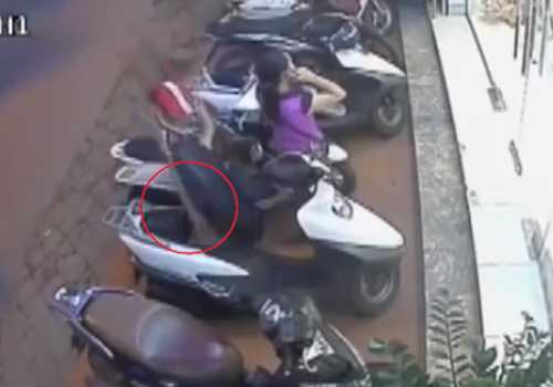 Cận cảnh 2 nữ quái phá cốp xe Spacy, trộm đồ nhanh như cắt