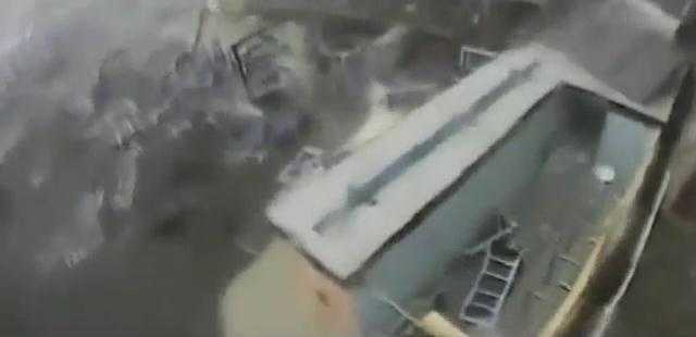 Sóng kinh hoàng như ngày tận thế đập tan quán cà phê ở bãi biển