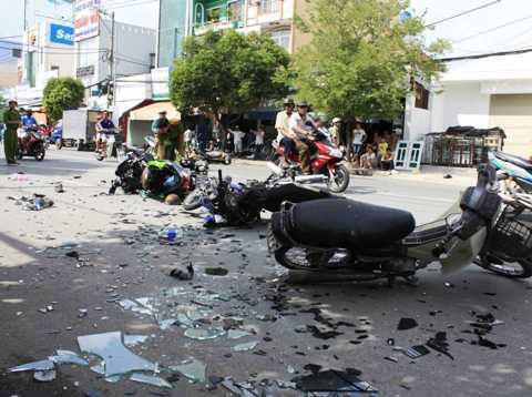 Xe tải tông hai xe máy, một người bị cán chết tại chỗ