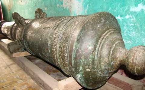 ‘Bảo vật Quốc gia’ lăn lóc ở hành lang bảo tàng