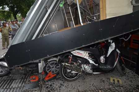 TP.HCM: Biển quảng cáo đổ sập, đè bẹp 9 xe máy